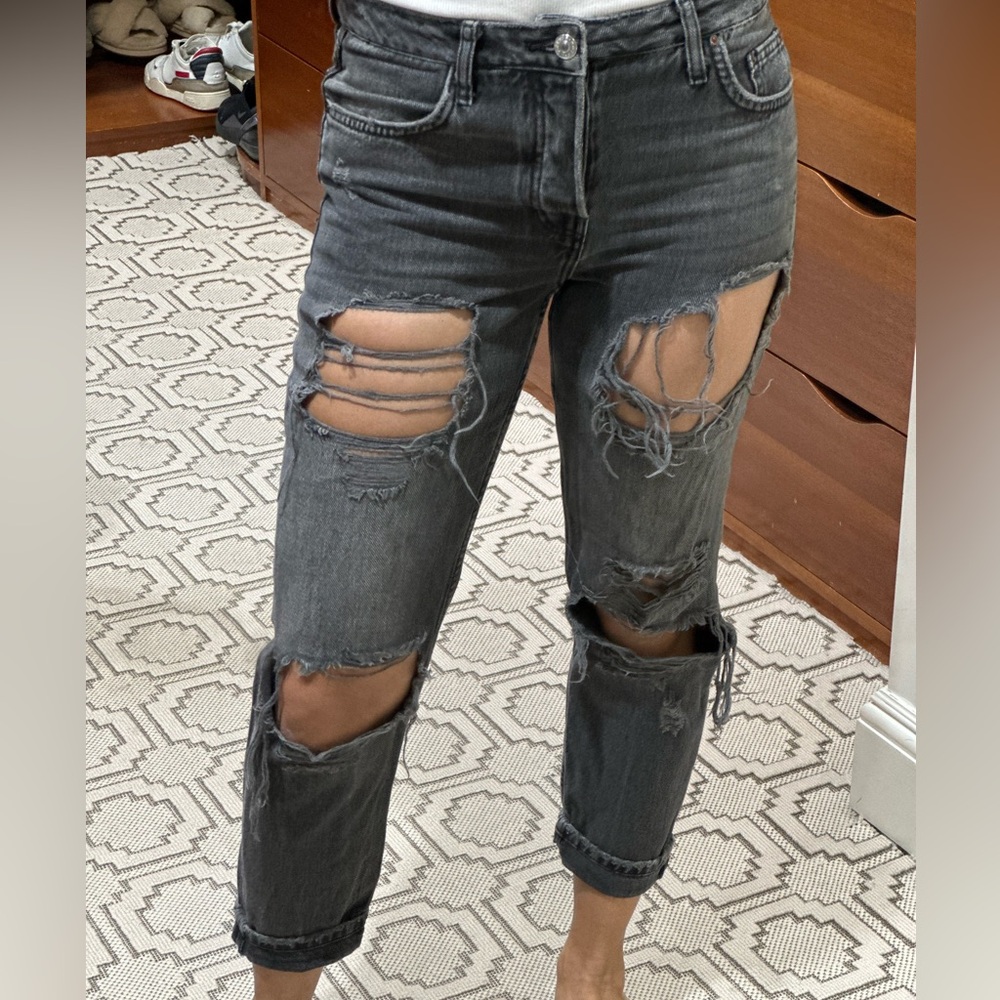 Topshop
Black jeans with tears
Size 26